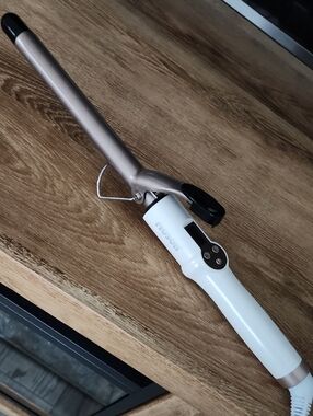 Hoson White and Rose Gold Hair Curling Iron with Digital Temp  3/4 Inch Barrell
